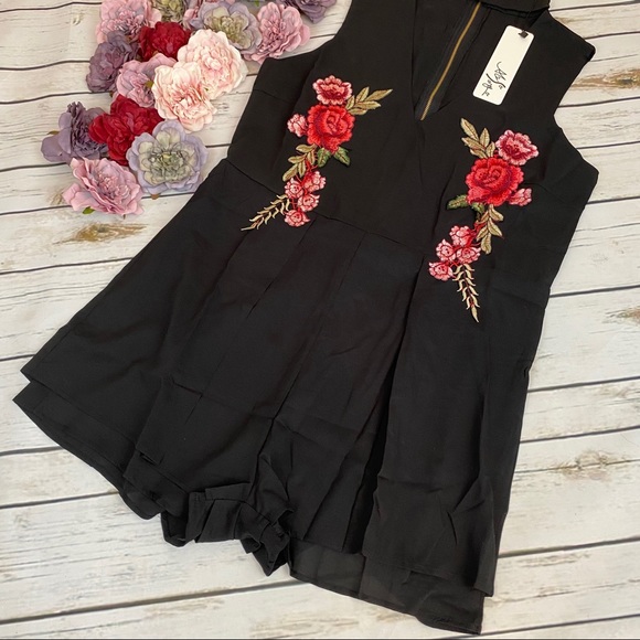 Sexy V Neck Keyhole Sleeveless Floral Embroidered Short Playsuit - Picture 6 of 16